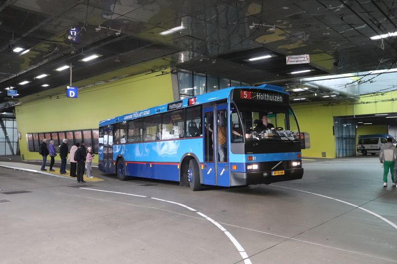 Rondrit met museumbussen door Arnhem